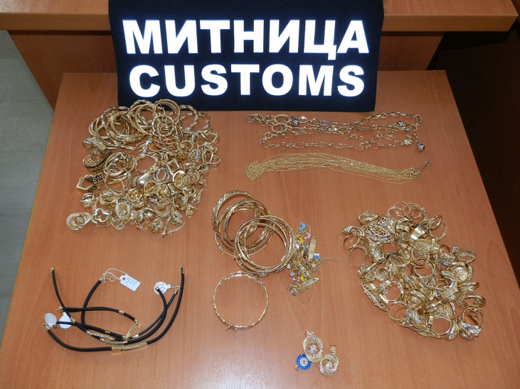 Златни накити, укрити в сутиен, задържаха митническите служители на МП Капитан Андреево