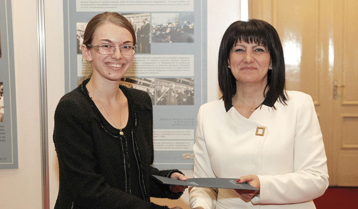 Председателят на Народното събрание Цвета Караянчева и народни представители връчиха удостоверенията на сътрудниците от „Студентската програма за законодателни проучвания“ към парламента