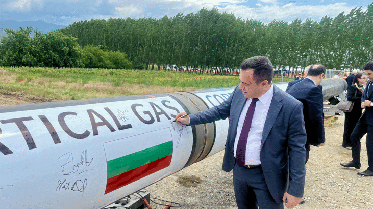 ПРЕДСЕДАТЕЛЯТ НА КЕВР ПЛАМЕН МЛАДЕНОВСКИ БЕШЕ ОФИЦИАЛЕН ГОСТ В ПРОВЕДЕНАТА ИНСПЕКЦИЯ НА НАПРЕДЪКА ПО ИЗГРАЖДАНЕТО НА ВЕРТИКАЛНИЯ ГАЗОВ КОРИДОР