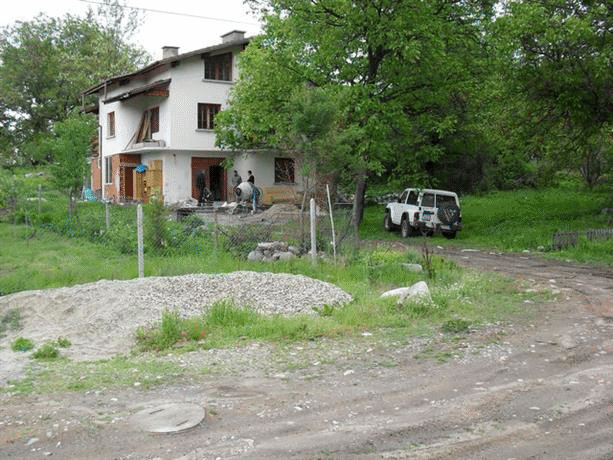 Голямо количество наркотични вещества и прекурсори за производство на наркопродукти са иззети от вила в с. Самораново