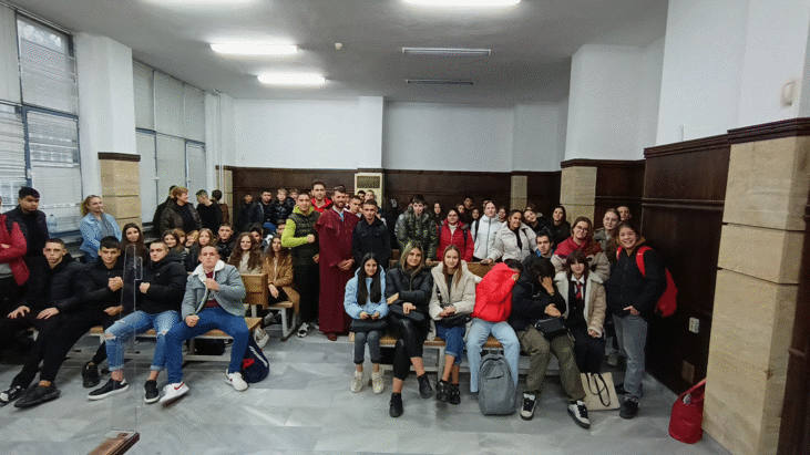 Ученици от Финансово-стопанска гимназия „Васил Левски“ в Добрич присъстваха в съдебно заседание с прокурор д-р Даниел Илиев и разговаряха с него за агресията, хулиганските прояви и телесните повреди