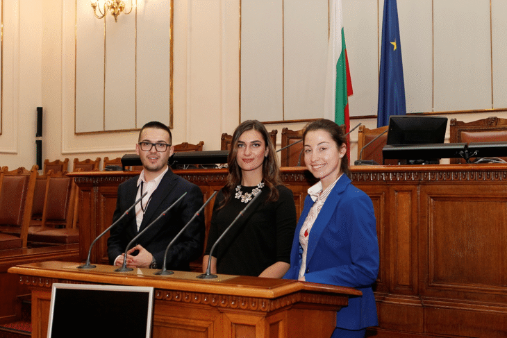 Младежите, избрани да заемат позицията министър на Българското председателство на Съвета на ЕС за един ден, направиха „изказвания“ от трибуната на Народното събрание