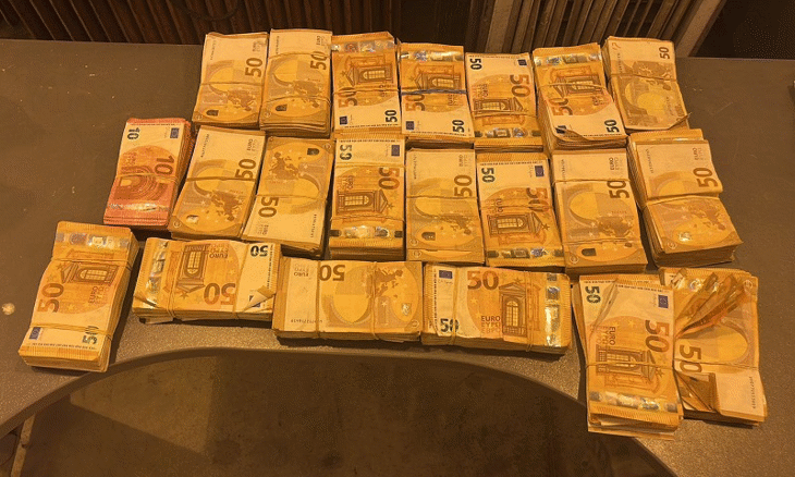 Недекларирани близо 350 000 евро задържаха митническите служители на МП Калотина