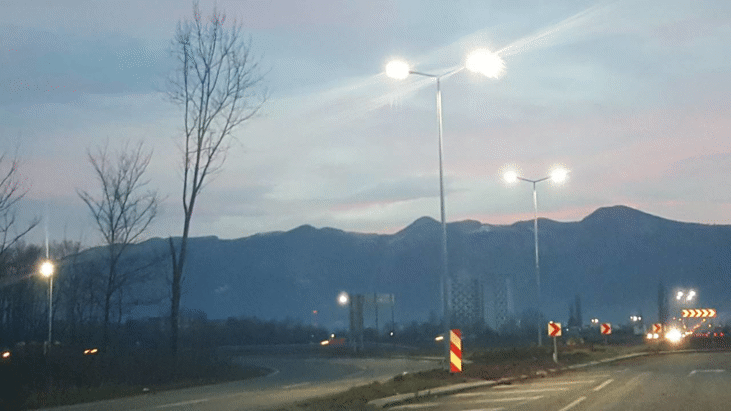 Кръговото кръстовище на обходния път на Враца e с LED осветление