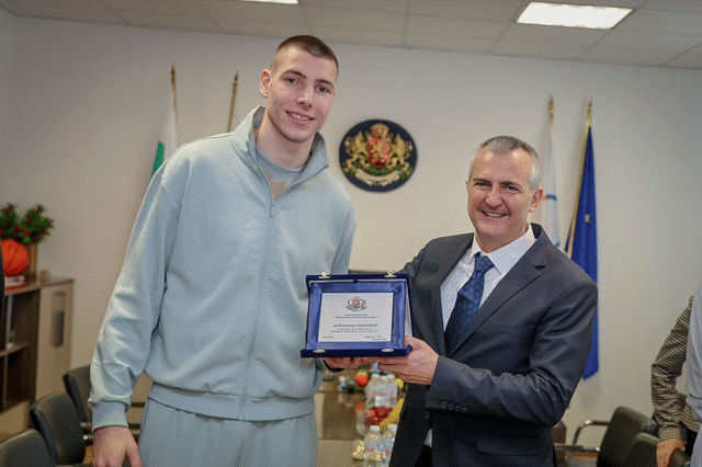 Министър Илиев награди лекоатлетите Божидар Саръбоюков и Александра Начева