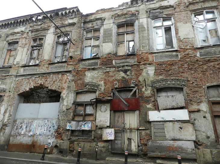 Солаковият хан където са живяли Ботев и Левски се руши