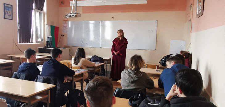 Прокурорите от Апелативна прокуратура – Варна Стефка Якимова и Станислав Андонов се срещнаха с ученици по повод Деня на Конституцията