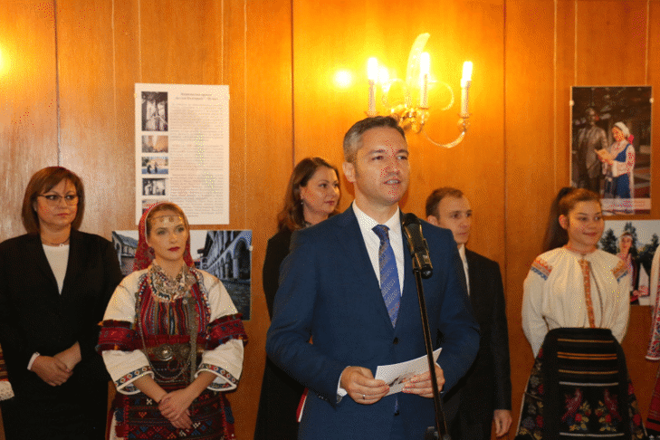 Фотографии на девойки с народни носии, заснети на знакови места в България, представя в Народното събрание третата изложба от проекта „Аз съм българка“