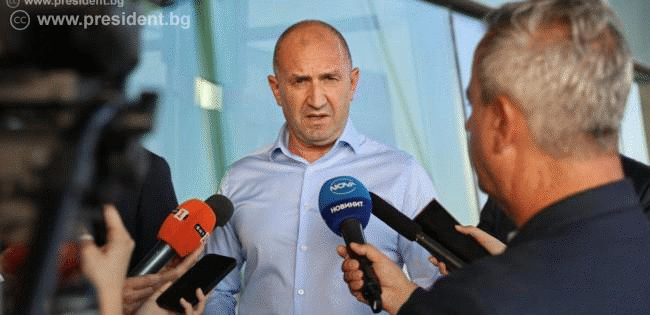 Румен Радев: Трябва да имаме най-сетне достатъчно собствени способности за гасене от въздуха, защото пожарите стават все повече и са по-опустошителни Румен Радев: Трябва да имаме най-сетне достатъчно собствени способности за гасене от въздуха, защото пожарите стават все повече и са по-опустошителни