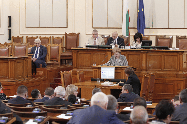 Парламентът прие на първо четене законопроектите за бюджетите на НЗОК и на ДОО за 2019 г.