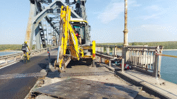 Демонтирани са пешеходният парапет и част от осветителните стълбове в 320-метров участък в посока Румъния на Дунав мост при Русе