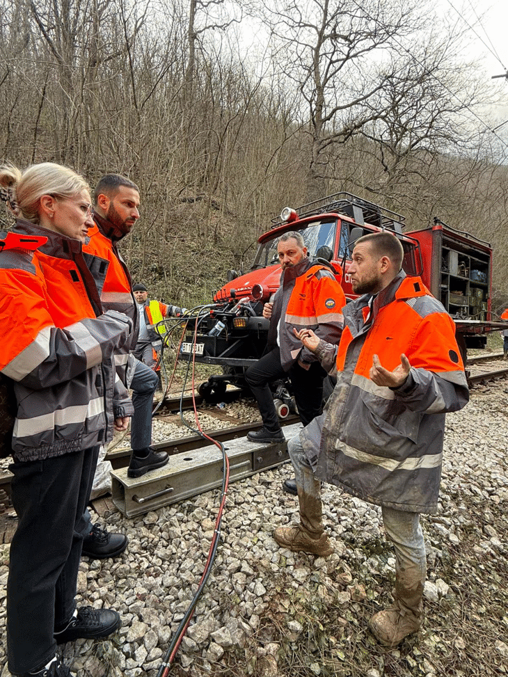 Заместник-министър Тюрк провери на място работата по възстановяване на жп движението между Радунци и Дъбово