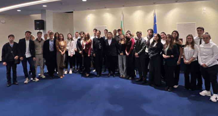 Председателят на Народното събрание Наталия Киселова разговаря с ученици от училища от столичния район „Изгрев“