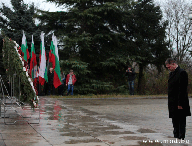 Министърът на отбраната Николай Ненчев присъства на патронния празник на Висшето Военноморско училище „Н. Й. Вапцаров“