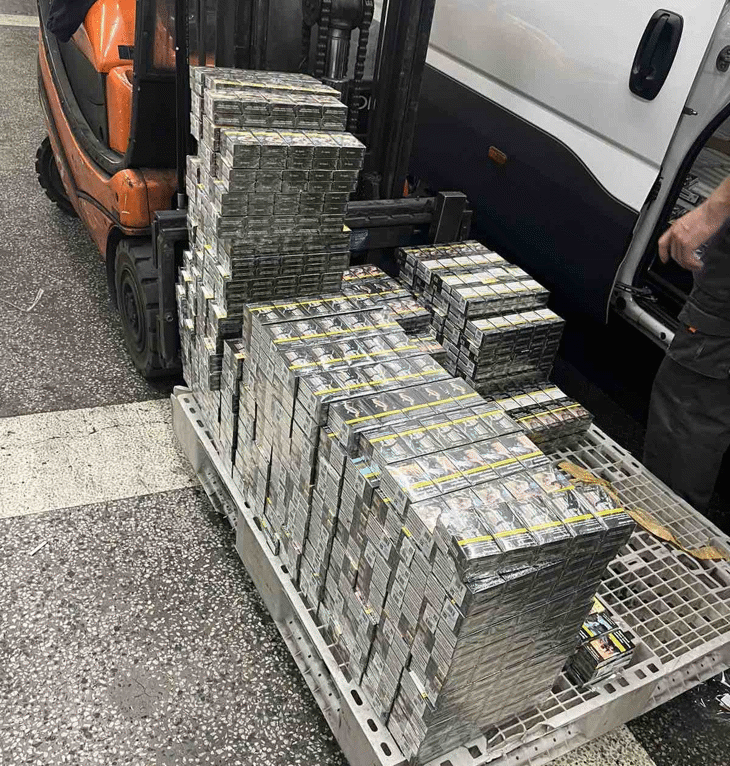 55 000 къса контрабандни цигари във фабрични кухини на микробус откриха митническите служители на МП Капитан Андреево