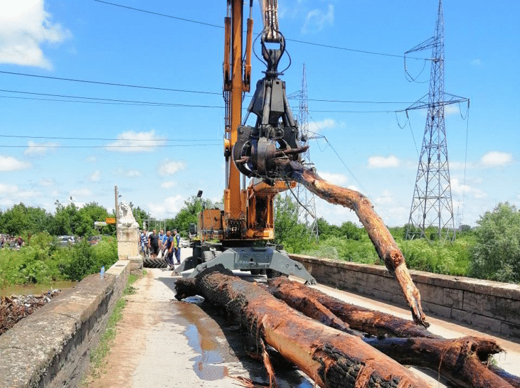 Придошлите води на река Янтра заталачиха с дървета по 7-8 метра моста на пътя Горна Оряховица – Първомайци