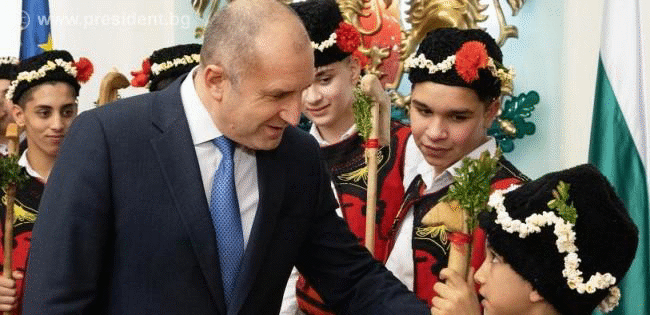 Президентът Румен Радев прие на „Дондуков” 2 деца сурвакари по случай Василица