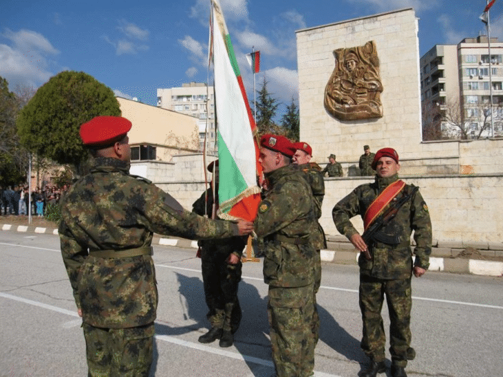 Шестнадесет войници, назначени в Центъра за подготовка на специалисти в Сливен, положиха днес военна клетва