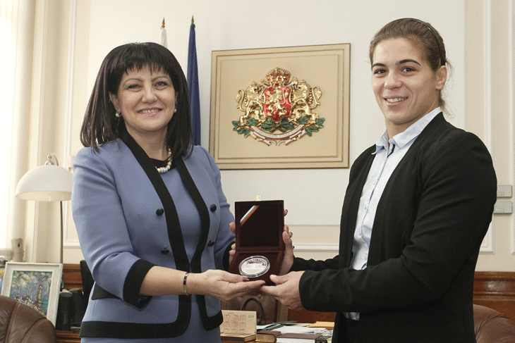 Световната шампионка по борба Тайбе Юсеин и нейният треньор Петър Касабов бяха приветствани в пленарната зала на Народното събрание