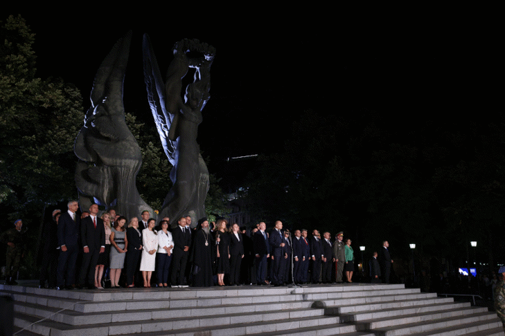 Председателят на парламента Наталия Киселова и народни представители присъстваха на тържествената заря-проверка в Пловдив, с която беше отбелязана 140-ата годишнина от Съединението на България