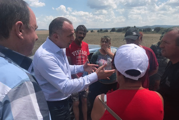 Министър Порожанов се срещна с хората в засегнатото от заболяването чума по дребните преживни животни село Шарково и съседните общини