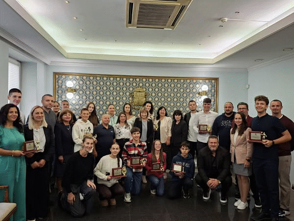 Зам.-кметът Благородна Здравкова връчи награди на отборите, завоювали призови места на Ученически игри 2024/2025 година