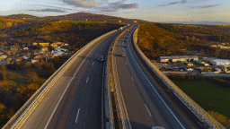 Шофьорите да се движат с повишено внимание при 51-ви км на АМ „Хемус“ в района на с. Разлив. В платното за Варна се подменят ограничителни системи