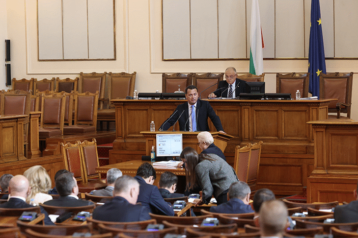 Народното събрание единодушно прие разпоредби, които позволяват да бъде приложена мярка за извънредно временно подпомагане на земеделските производители от Европейския земеделски фонд за развитие на селските райони