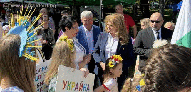 Вицепрезидентът Йотова откри в село Минерални бани 22-ия Международен детски етнофестивал „Децата на Балканите – с духовност в Европа“