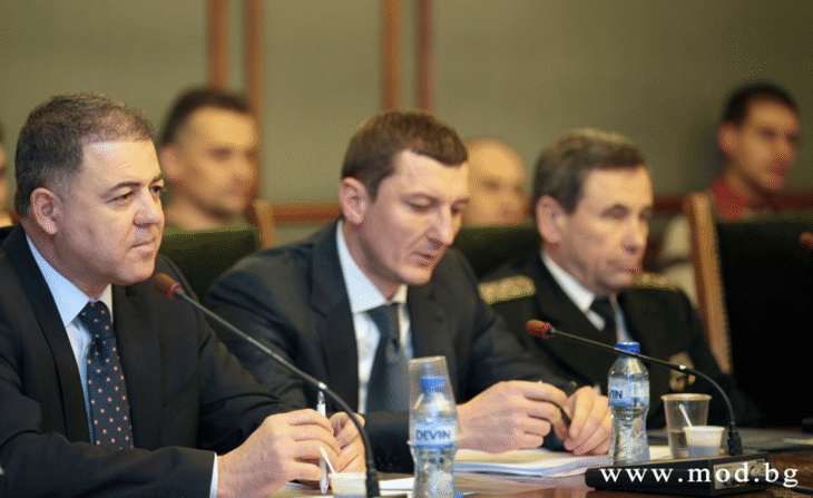 С членовете на парламентарната Комисия по отбрана сме от различни политически сили, но за националните интереси и приоритети трябва да бъдем екип, заяви министър Николай Ненчев