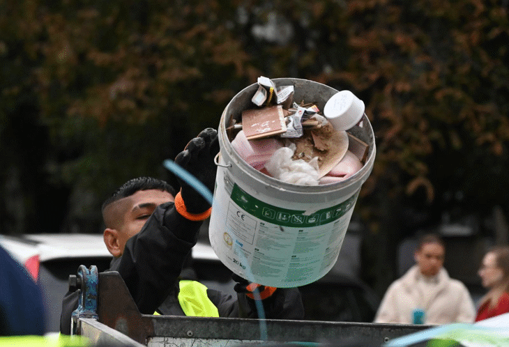 Затворници се включиха в преодоляването на кризата с боклука