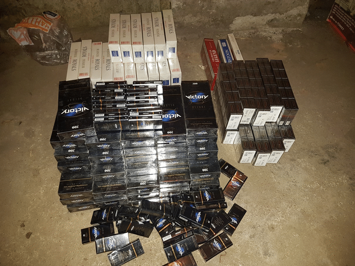 3629 кутии нелегални цигари, укрити в пода на домашен фитнес, задържаха митнически служители