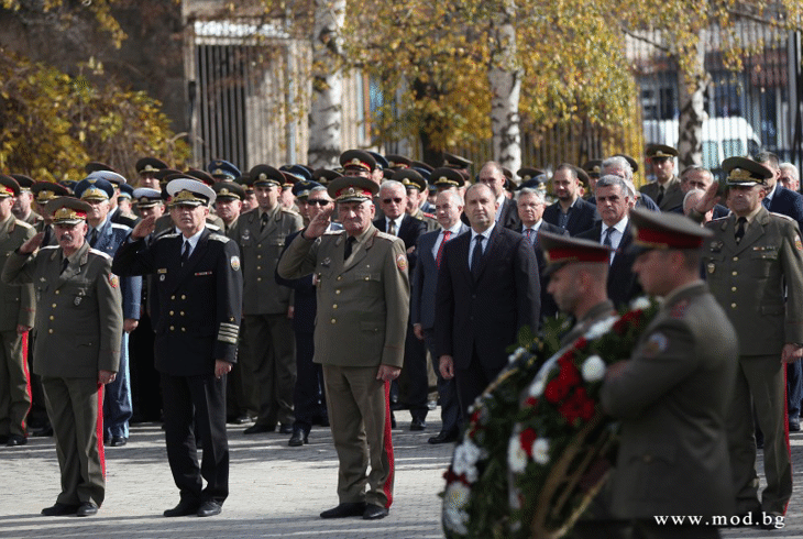 С панихиди и военни почести на Архангелова задушница беше почетена паметта на загиналите за Отечеството български воини