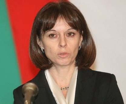 Шефката на ЦИК забравила да декларира хиляди декари земя на съпруга си