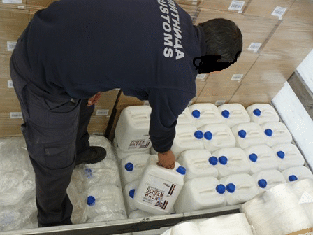 1000 литра спирт, маскиран като „течност за чистачки“ задържаха митнически служители от Митница Лом