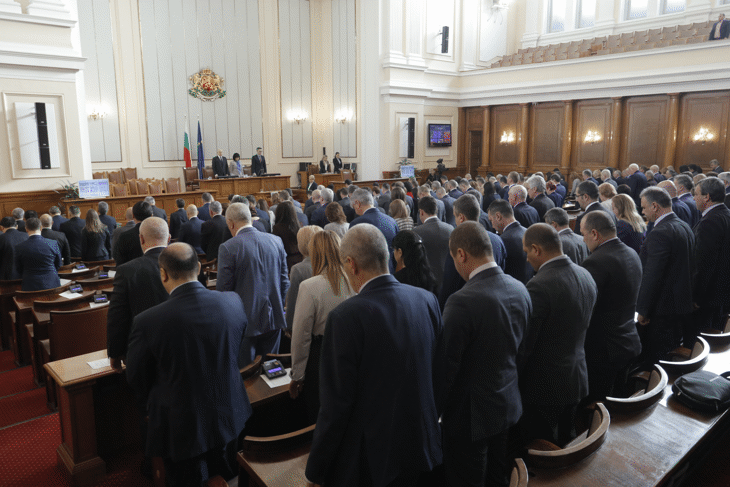 С едноминутно мълчание Народното събрание почете паметта на академик Благовест Сендов