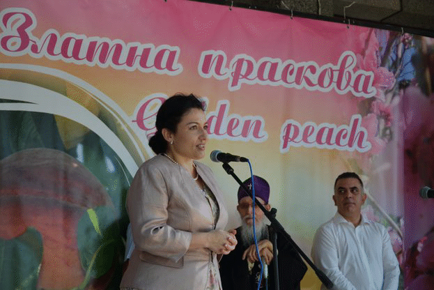 Снимки на министъра на земеделието и храните Десислава Танева от 15-то издание на празника "Златна праскова", с. Гавраилово, Община Сливен