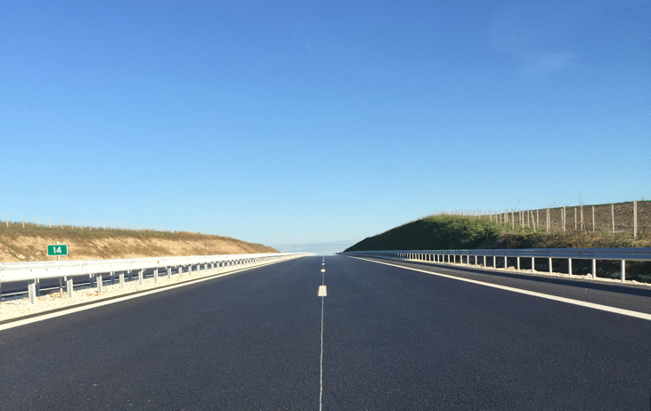 Движението се осъществява само в изпреварващата лента в посока София в участъка от км 50 до км 51 на АМ "Тракия"