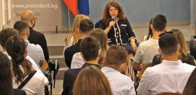 Вицепрезидентът разговаря с младежи от Балканите, участващи във форум на Българското училище за политика