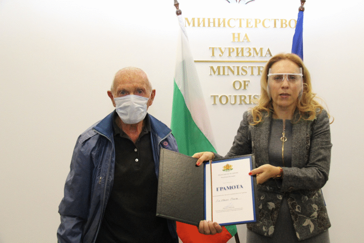 Вицепремиерът Марияна Николова награди най-възрастния скиор у нас Иван Раев за заслуги в развитието на туризма