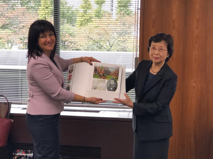 Книги, представящи историята, бита, традициите и културните ценности на България, подари председателят на Народното събрание Цвета Караячева на библиотеката на японския парламент