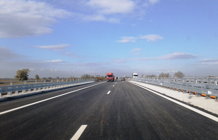 Временно движението е само в изпреварващата лента  в участъка от км 56 до км 57 в посока Бургас на АМ "Тракия"