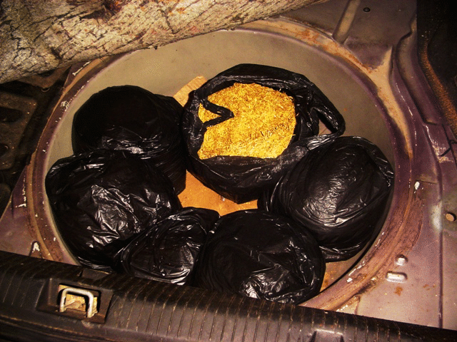 Цигари в резервоар на автомобил и тютюн вместо резервна гума откриха митнически служители от Митница Лом