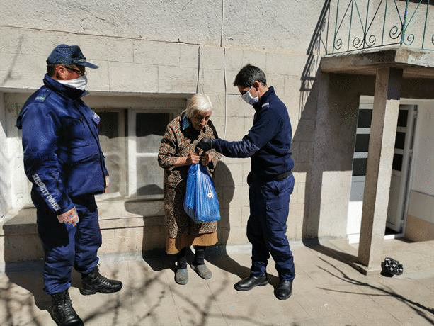 Полицейски екипи в Карлово разнасят продукти от първа необходимост и лекарства в домовете на самотни хора