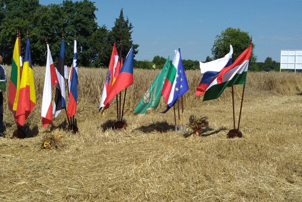 Зам.-министър Атанас Добрев участва в зажънването на ръжта в Добричко по проекта „Хляб на мира”