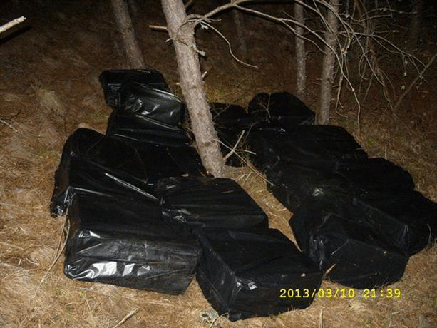 Гранични полицаи от ГПУ-Гоце Делчев задържаха двама мъже с близо 300 000 къса контрабандни цигари