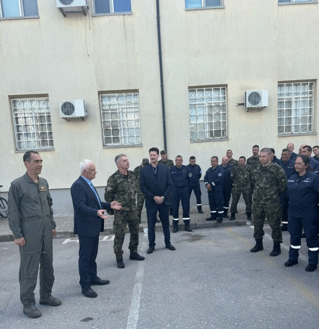 Министърът на отбраната Атанас Запрянов в Трета авиобаза: Аз имам пълно доверие в техническия и летателен състав, които са готови да изпълнят дълга си Министърът на отбраната Атанас Запрянов в Трета авиобаза: Аз имам пълно доверие в техническия и летателен състав, които са готови да изпълнят дълга си