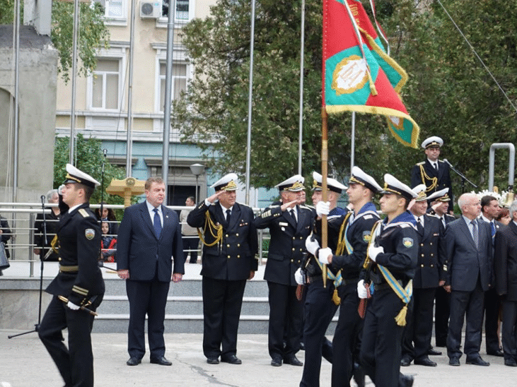 Министърът на отбраната Красимир Каракачанов участва в ритуал по полагане на военна клетва от курсантите за ВМС и ВМА