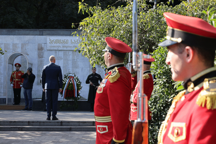 С церемония по полагане на венец на Паметника на загиналите за териториалната цялост на Грузия герои започна официалното посещение на председателя на парламента Росен Желязков в Грузия