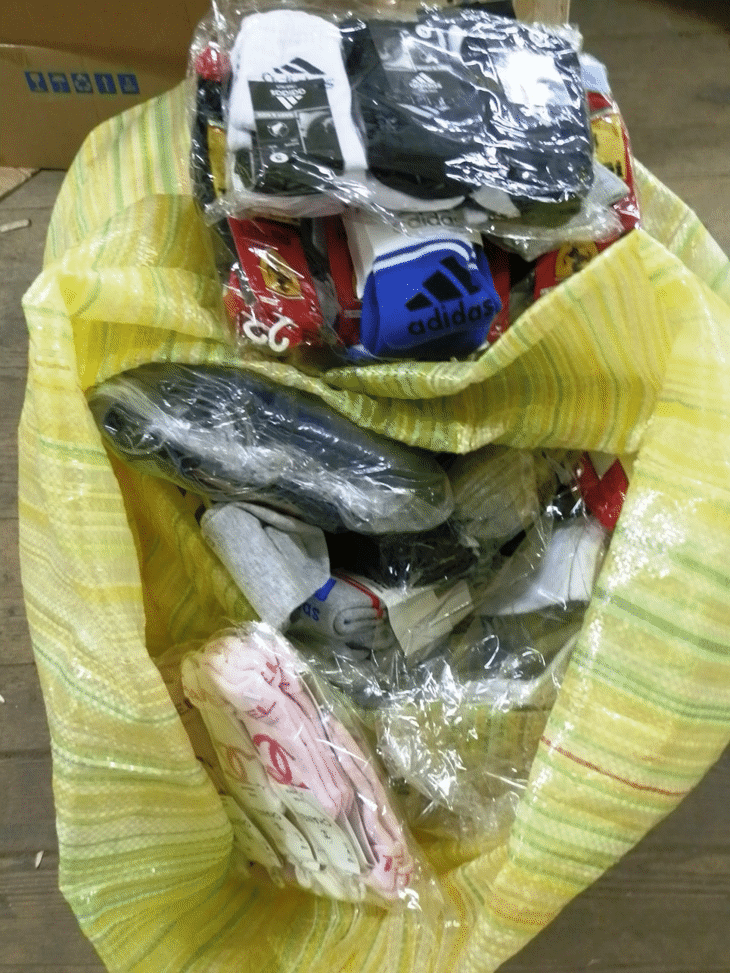 Близо 45 000 чифта чорапи и 3000 ключодържатели с логото на известни марки задържаха митническите служители на МП Капитан Андреево